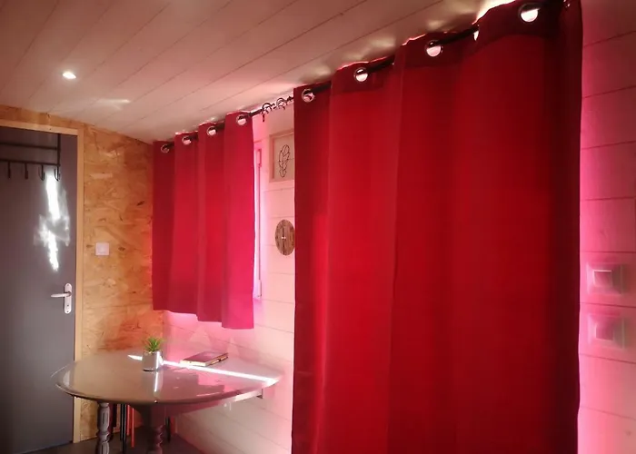 Roulotte De La Basse Biguerie Proche Zoo De La Fleche 캠프장 *